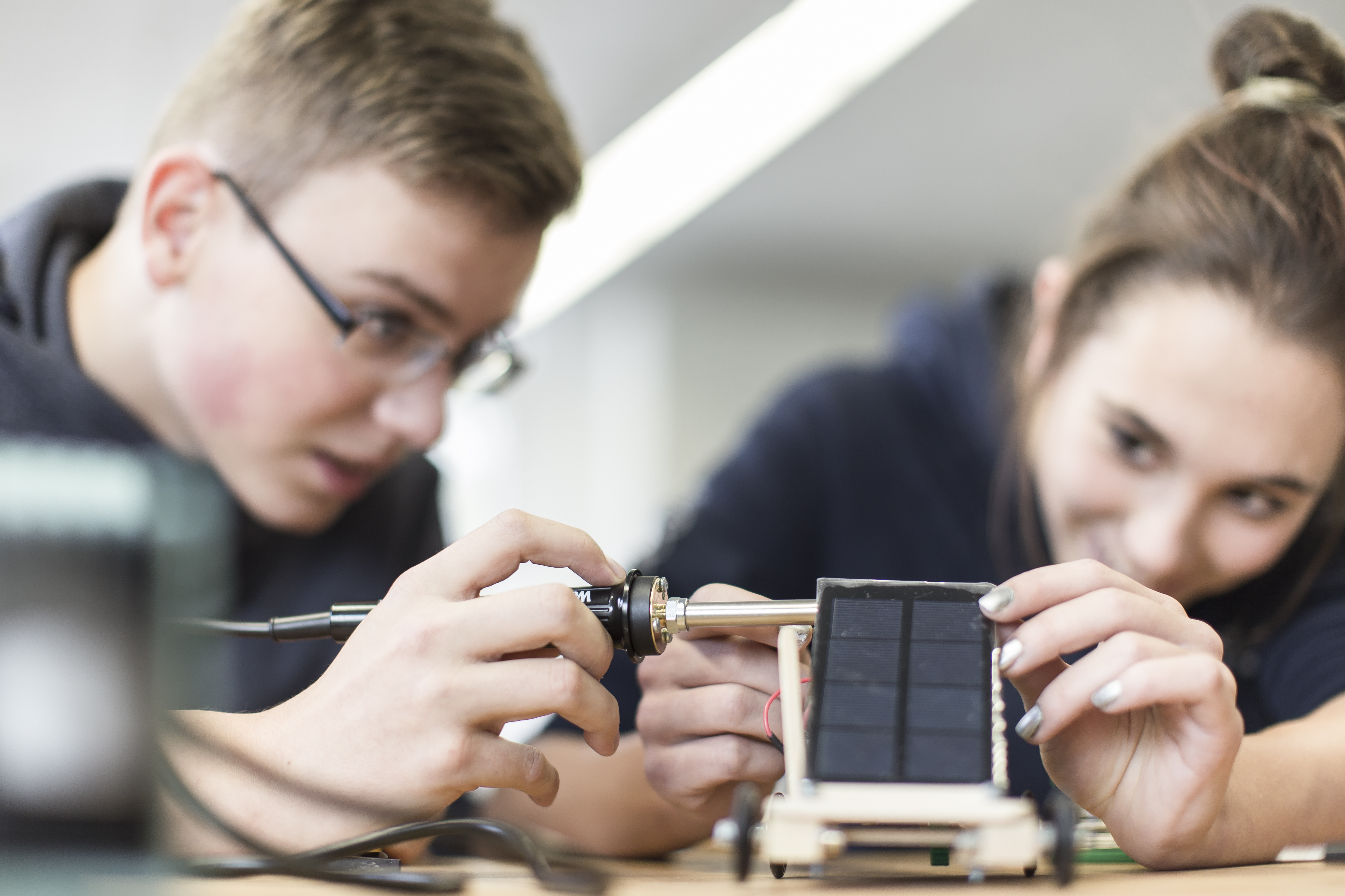 Technikprofil - Schüler und Schülerin zusammen