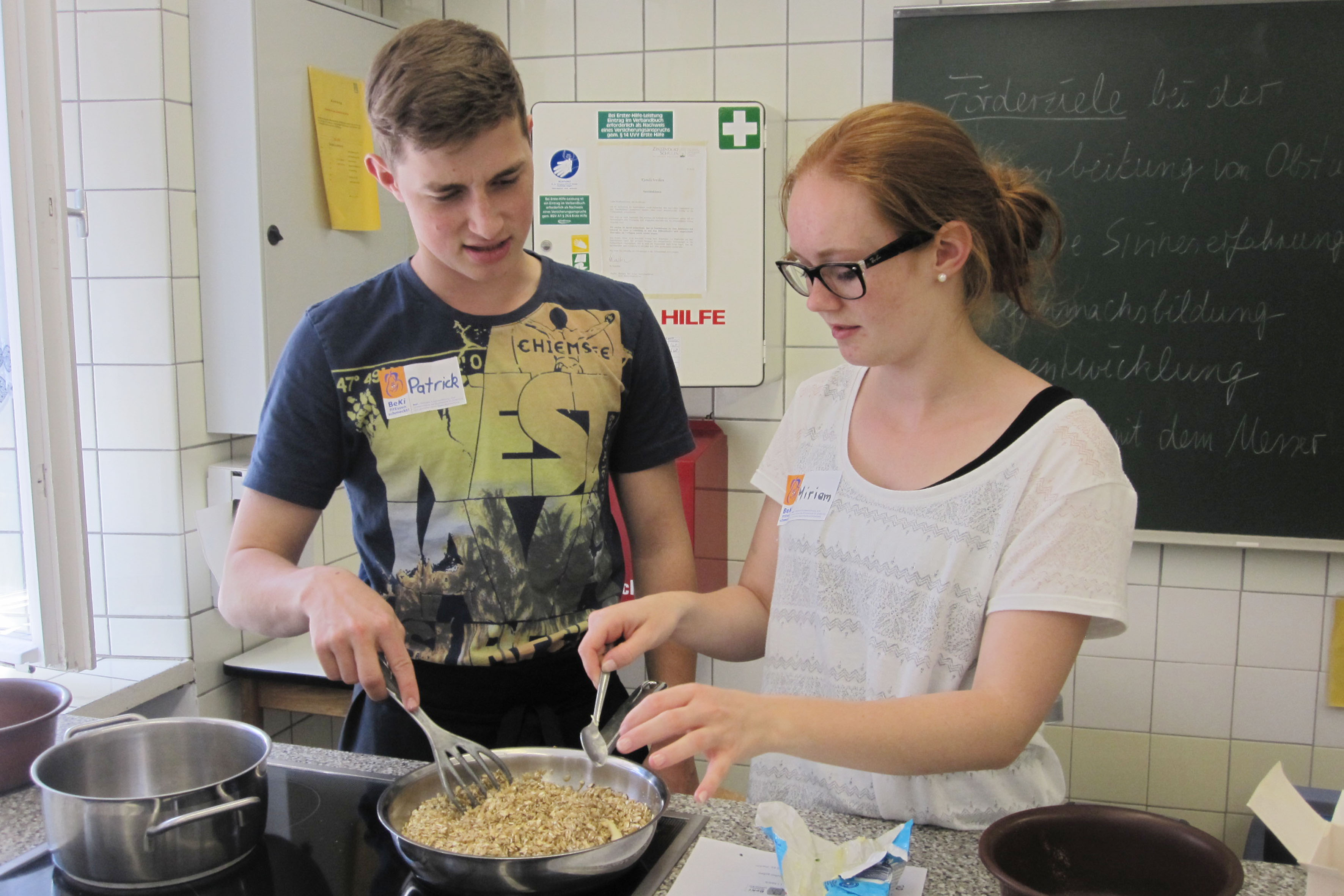 Erzieherinnen und Erzieher lernen kindgerechtes Kochen