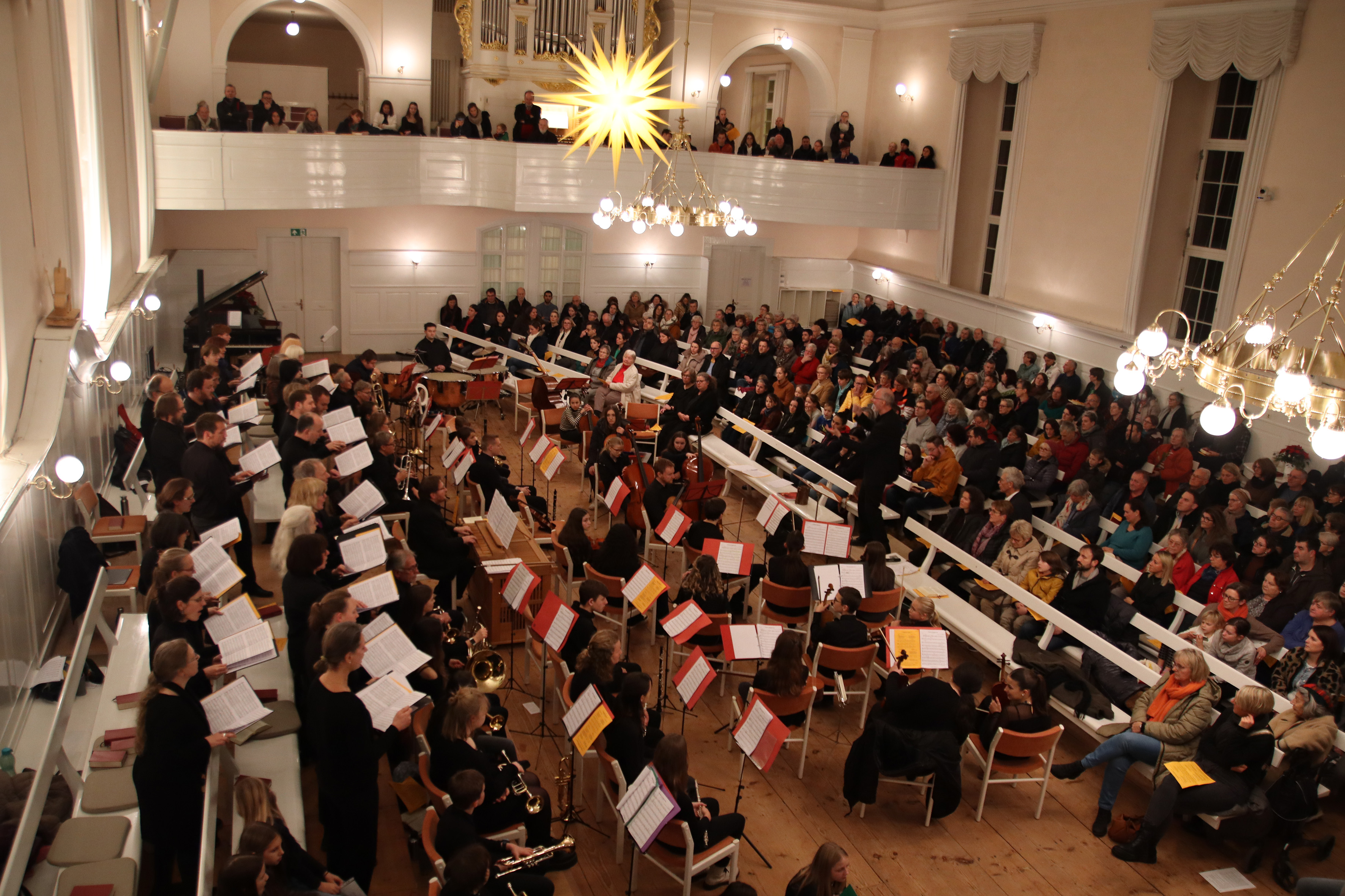 Viele Sterne gehen im Kirchensaal auf
