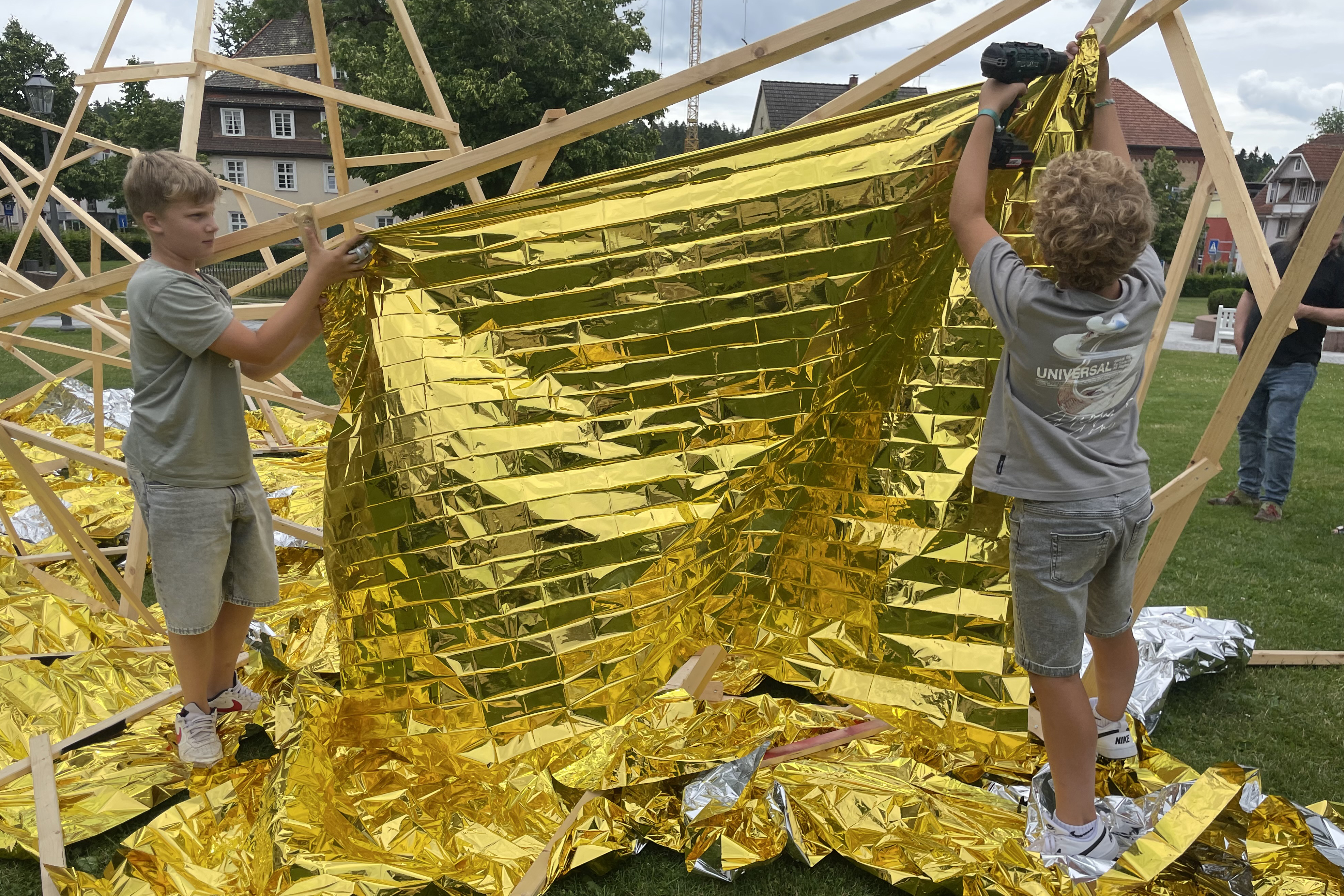 Zinzendorfschulen gestalten Kunstinstallation zum 50-jährigen Jubiläum der Gemeinde Königsfeld