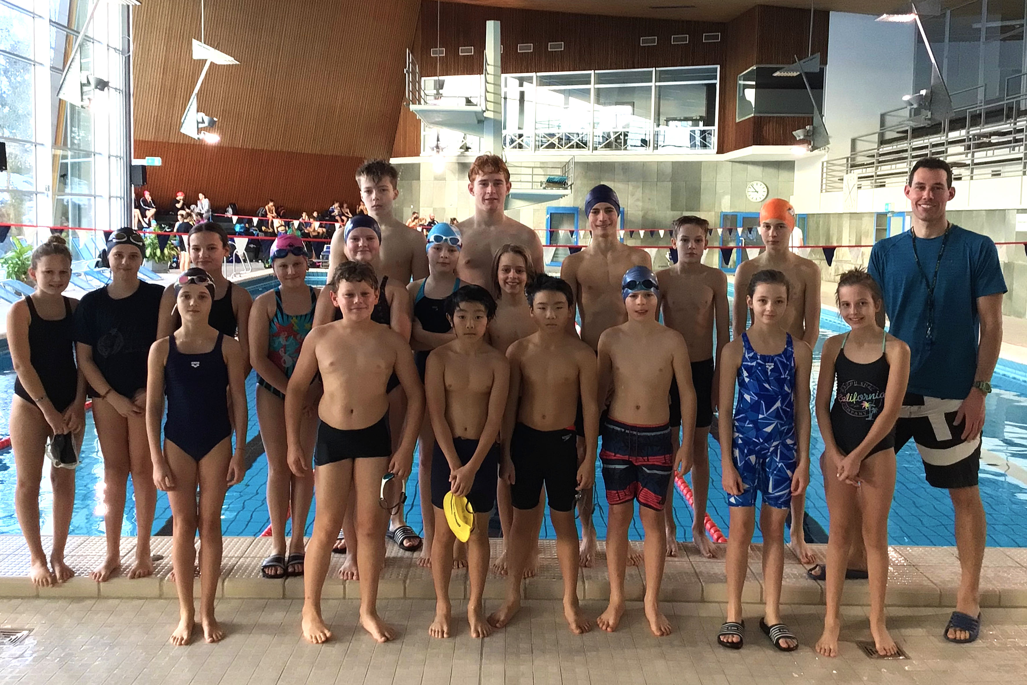Schwimmteams im Regierungsbezirksfinale von Jugend trainiert für Olympia