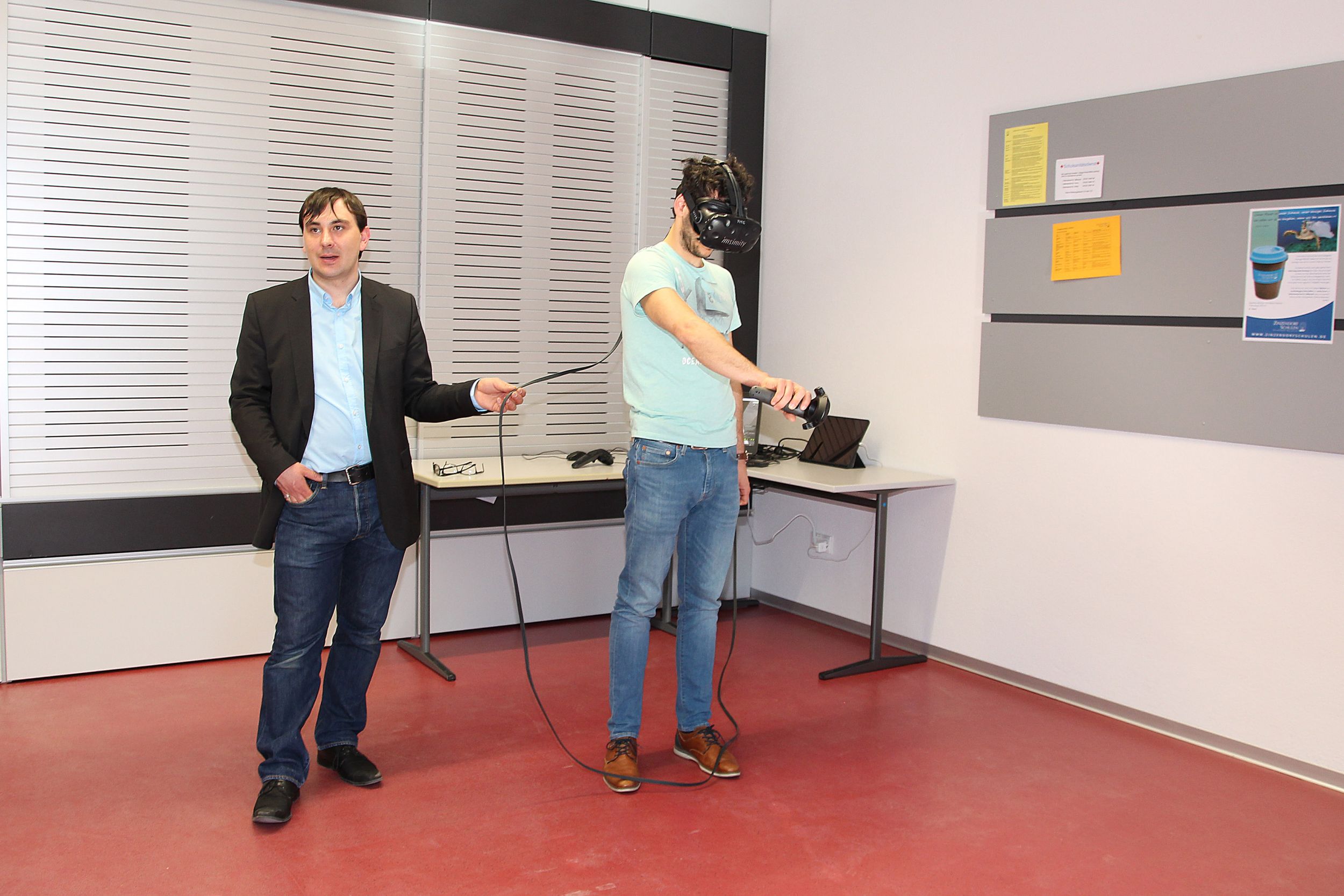 Lehrer blicken in den Cyber-Classroom