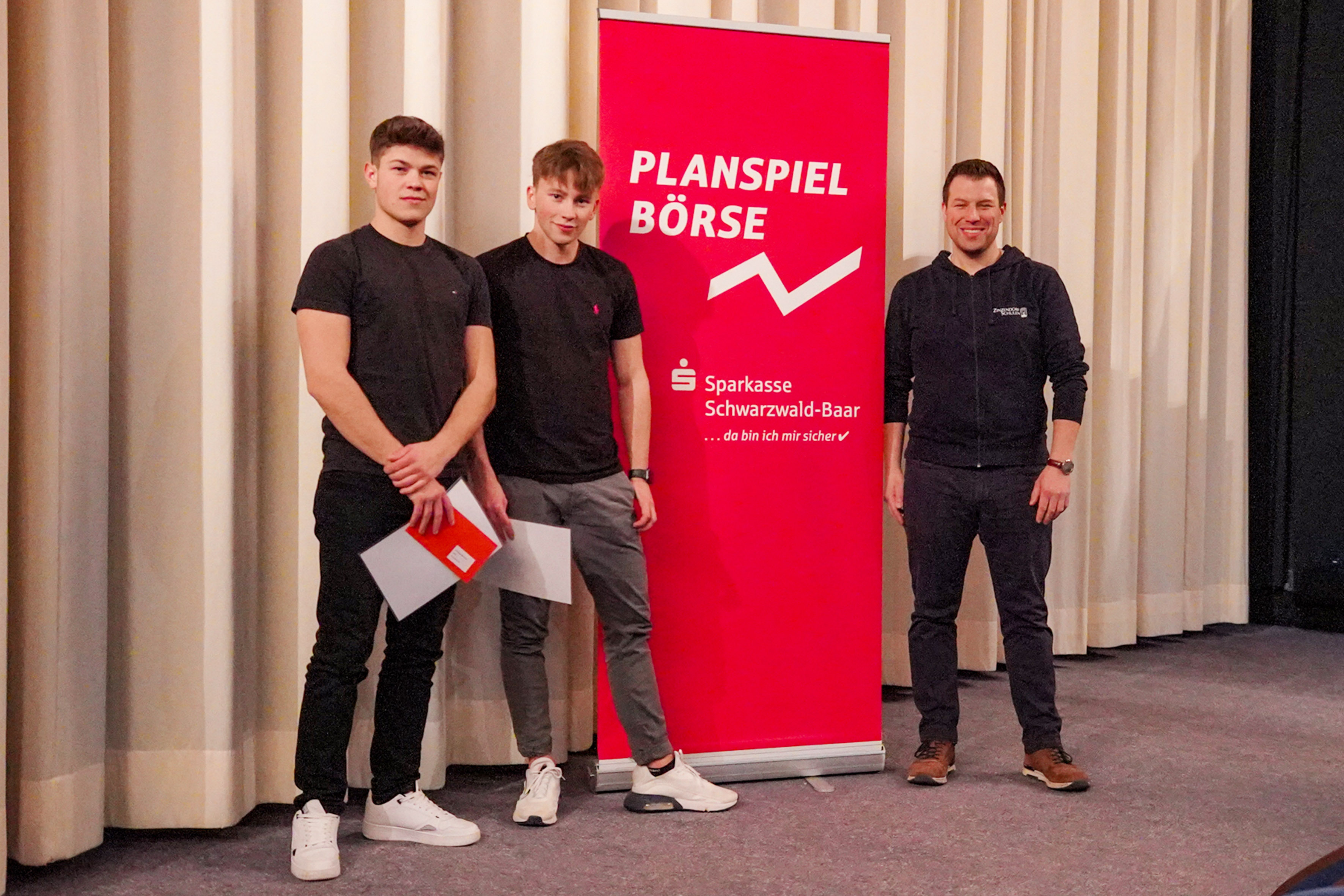 Wirtschaftsgymnasiasten Pascal und Benedict beweisen ihr Können beim Planspiel Börse