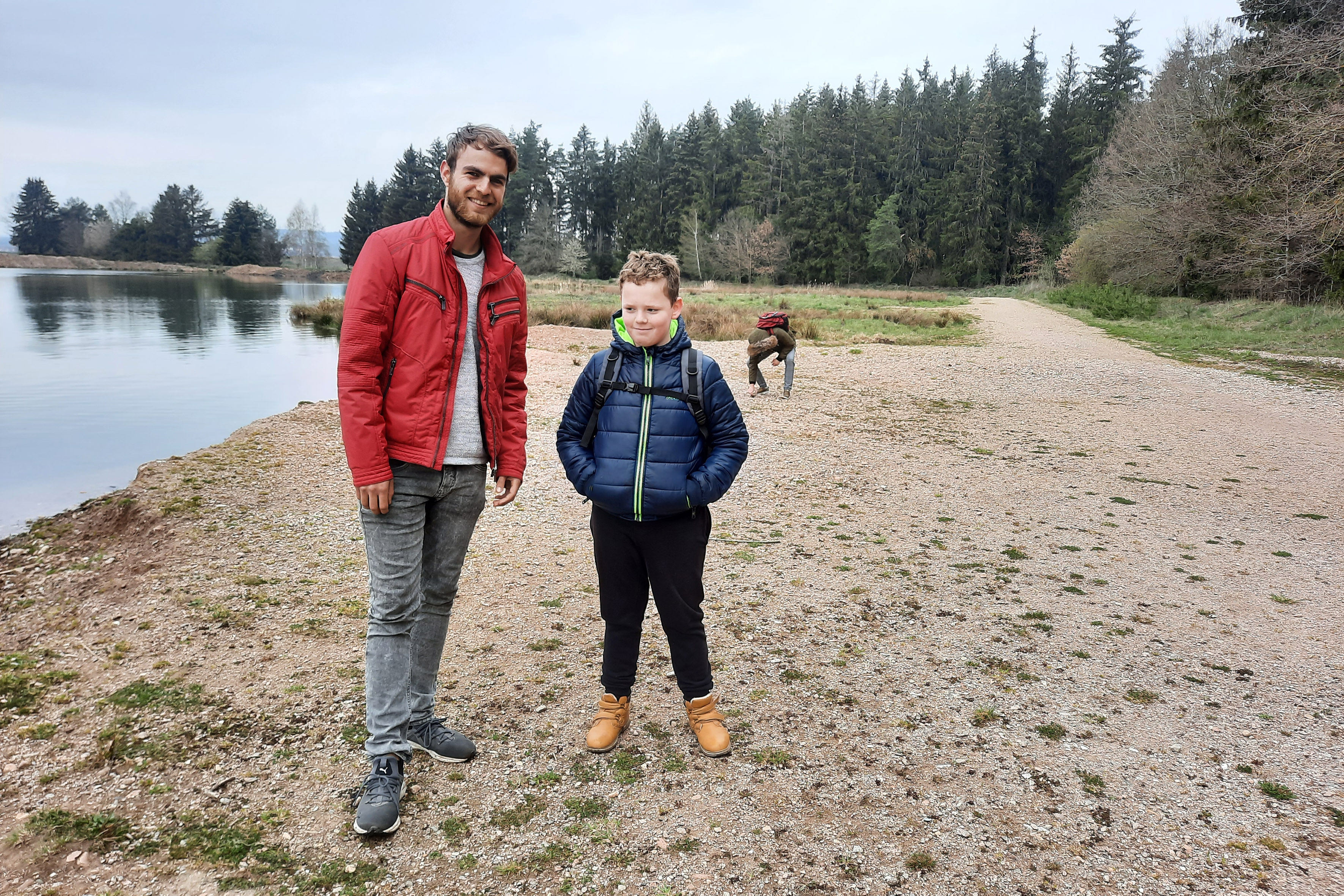 Neue Outdoor-Klasse der Carl-Orff-Schule hilft Kindern sehr - Angehender Erzieher unterstützt erfolgreiches Pilot-Projekt