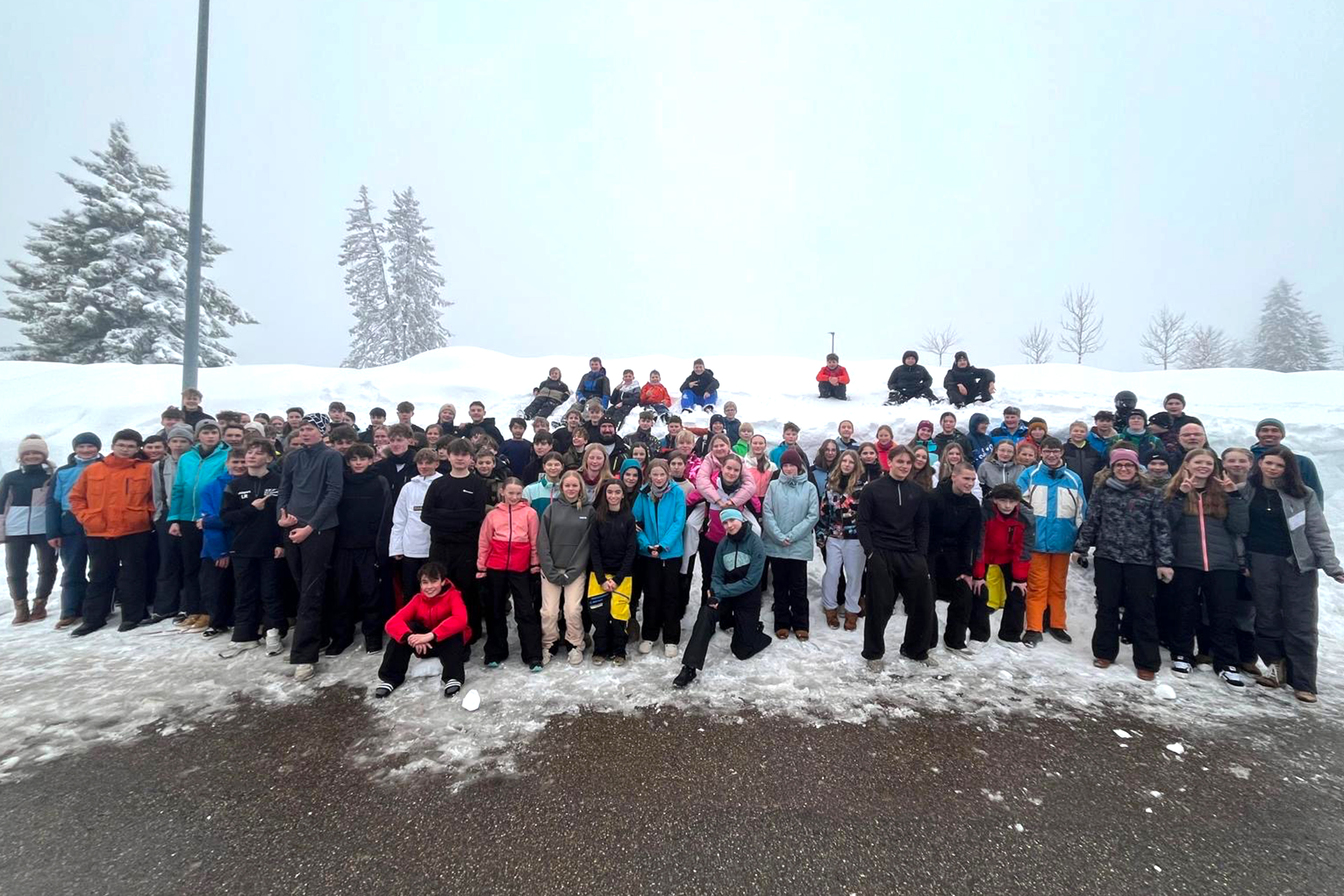 Wintersport auf Skiern, Schlitten und Kufen