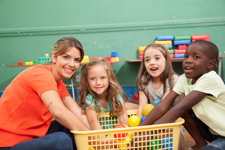Erzieherin mit Kindern im Erasmus+ Programm